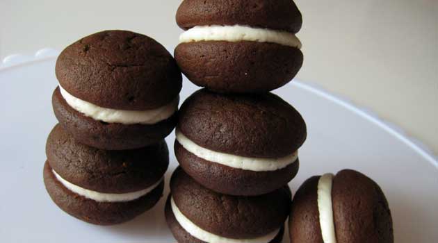 Recipe for Mini Oreo Whoopie Pies - Here is a yummy play on the classic American cookie, the Oreo. Creamy vanilla filling between two cakey, chocolatey cookies...so good!