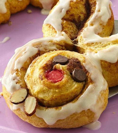 Cinnamon roll bunnies are a festive Easter breakfast.  These quick and easy cinnamon rolls can be baked amongst opening Easter baskets or enjoying an Easter egg hunt.