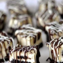 Recipe for Oreo Cheesecake Bites - These Oreo cheesecake bites are cheesecake and Oreo bliss in bite-size form. Then you drizzle the delicious bites with white and dark chocolate. Pure heaven!