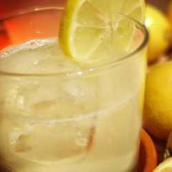 Recipe for Sparkling Lemonade - Take the refreshment of lemonade and make it bubbley! And no need to buy your water…the stuff in your tap will work just fine.