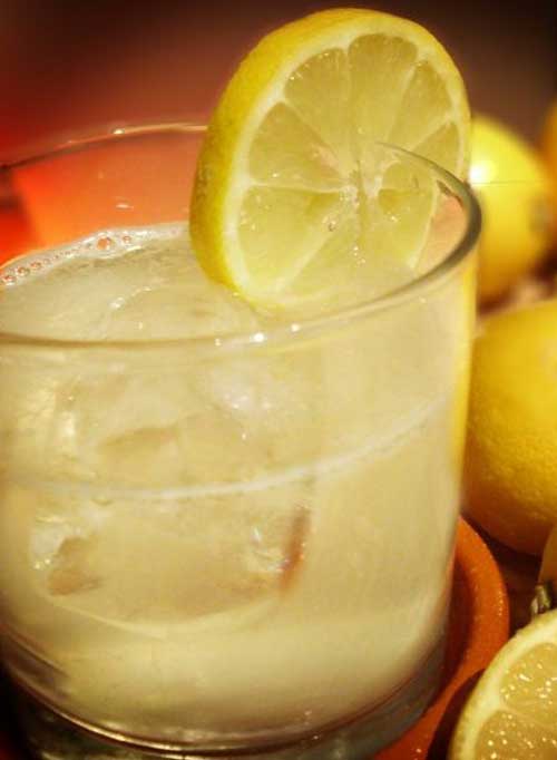 Recipe for Sparkling Lemonade - Take the refreshment of lemonade and make it bubbley! And no need to buy your water…the stuff in your tap will work just fine.