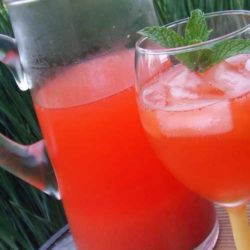 Recipe for Strawberry Lemonade - I used honey for this strawberry lemonade, I love the soft taste that the honey has and it goes really well with strawberries and lemons.