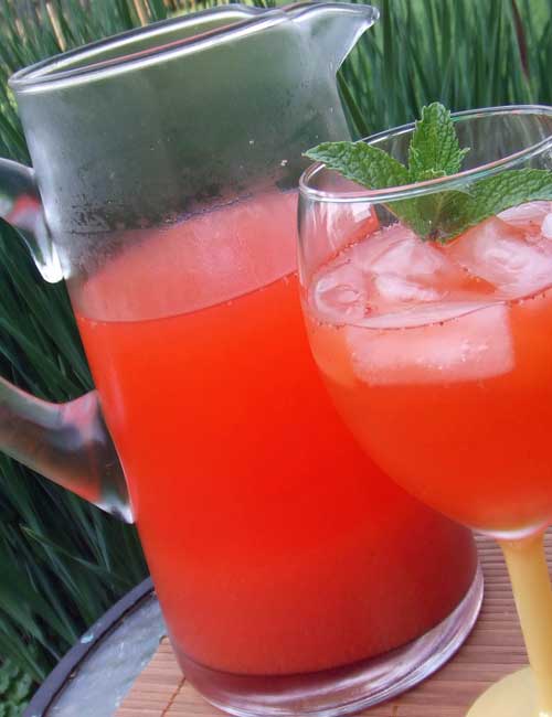 Recipe for Strawberry Lemonade - I used honey for this strawberry lemonade, I love the soft taste that the honey has and it goes really well with strawberries and lemons.