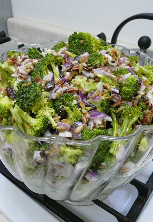 Recipe for The Best Broccoli Salad - Summer is the perfect time to whip up a quick and easy broccoli salad. So you will definitely want to try The Best Broccoli Salad, a hugely popular dish that wins them over every time.