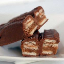 Recipe for Homemade Kit Kat Candy - These homemade Kit Kat candy bars taste amazingly like the real thing. You won't find a better copycat recipe anywhere! If you're a Kit Kat fan, you have to try this!