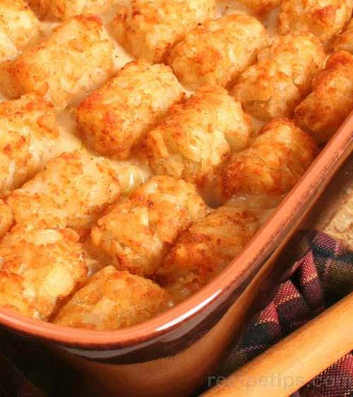 Recipe for Mexican Tater Tot Casserole - This taco tater tot bake combines tater tots into a Mexican style casserole that makes a delicious meal for any night of the week.