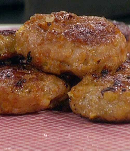 Recipe for Apple Chicken Sausage Patties - These homemade sausage patties are lower in fat thanks to ground chicken, and more nutritious with apple!!