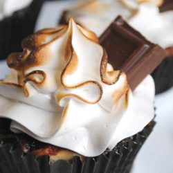 Recipe for Smores Cupcakes - These yummy cupcakes have everything that S’mores needs: graham cracker, Hershey’s chocolate, toasted marshmallow.