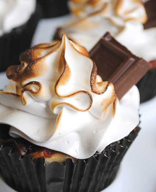 Recipe for Smores Cupcakes - These yummy cupcakes have everything that S’mores needs: graham cracker, Hershey’s chocolate, toasted marshmallow.