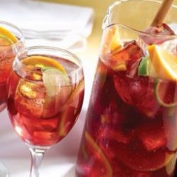 Recipe for Sparkling Sangria Tea - Tea is perfect for these hot summer days. Add some fruit juice to it, and it magically becomes even more perfect!