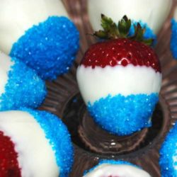 Recipe for Patriotic Strawberries - These strawberries are super cute, easy to make up, and will let you celebrate your 4th with pride.
