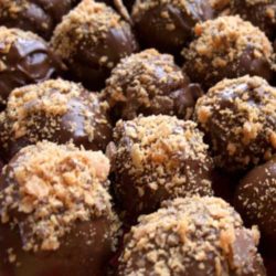 There is something about cake covered in chocolate and Butterfingers that people can't resist. Don't believe me? Try this Butterfinger Cake Balls recipe and see for yourself!
