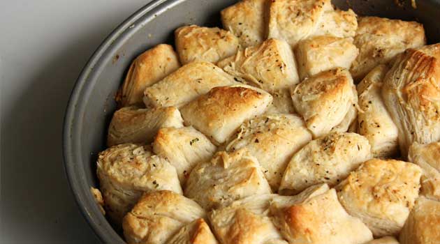 Garlic Parmesan Skillet Bread Recipe - Flavorite