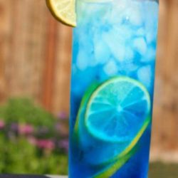 Recipe for Sex in the Driveway - A variation of the famous Sex on the Beach recipe with a beautiful blue color.