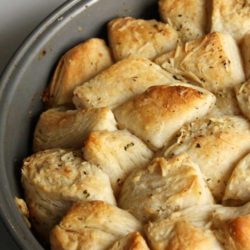 Recipe for Garlic Parmesan Skillet Bread - I like to have some kind of bread with every dinner. And when I saw this recipe for Garlic Parmesan Skillet Bread, I knew I had to make it right away. And after trying it, I am sooo glad that I did!