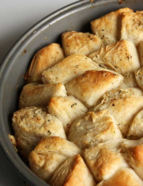 Recipe for Garlic Parmesan Skillet Bread - I like to have some kind of bread with every dinner. And when I saw this recipe for Garlic Parmesan Skillet Bread, I knew I had to make it right away. And after trying it, I am sooo glad that I did!