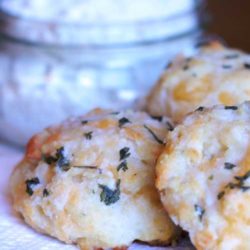 Recipe for Copycat Cheddar Bay Biscuits - These biscuits are very popular and for good reason, they are delicious- what’s not to like, bread-cheese-butter-garlic, yum. The scary part is how simple they are to make.