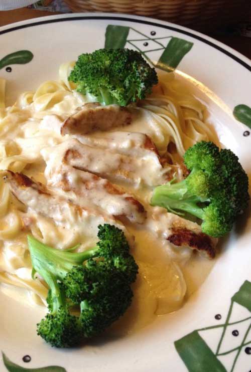 Recipe for Skinny Version of Olive Garden's Chicken and Broccoli Alfredo - A quick, easy and skinny weeknight meal, this chicken and broccoli Alfredo entree will become a staple in your home.