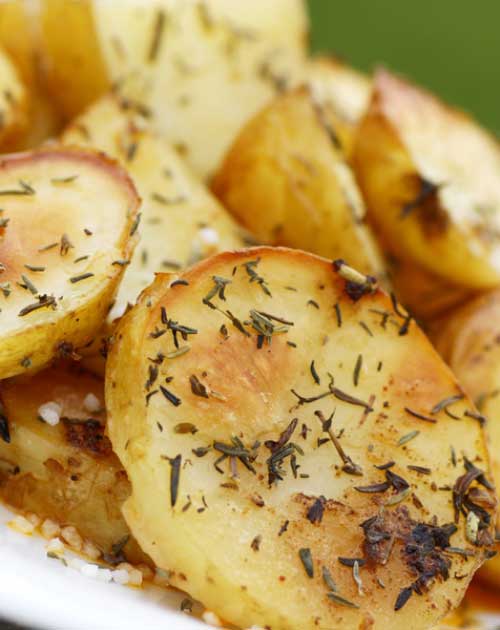 Recipe for Garlic and Oregano Roasted Potatoes - Roasted to perfection with lemon, oregano and garlic. These potatoes are sure to have your family asking for seconds.