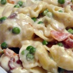 Recipe for Simple Creamy Tortellini Alfredo - You could easily swap out the peas for broccoli or add chicken instead of bacon, so creamy and delish!