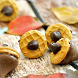 Recipe for Nutella Acorn Kisses - Here is a quick treat that you can make to celebrate the arrival of fall.