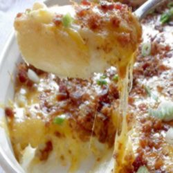 Potatoes, sour cream, cheddar cheese, bacon and green onion – all the goodies we love to indulge in, baked into one delicious Twice Baked Potato Casserole!