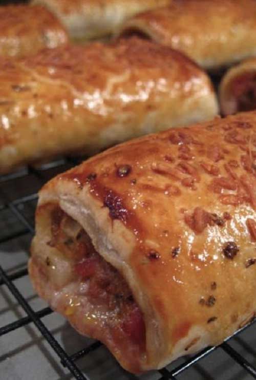 Recipe for Italian Sausage Rolls - These Puff Pastry Sausage Rolls are sure to become a favorite party food with your friends and family!