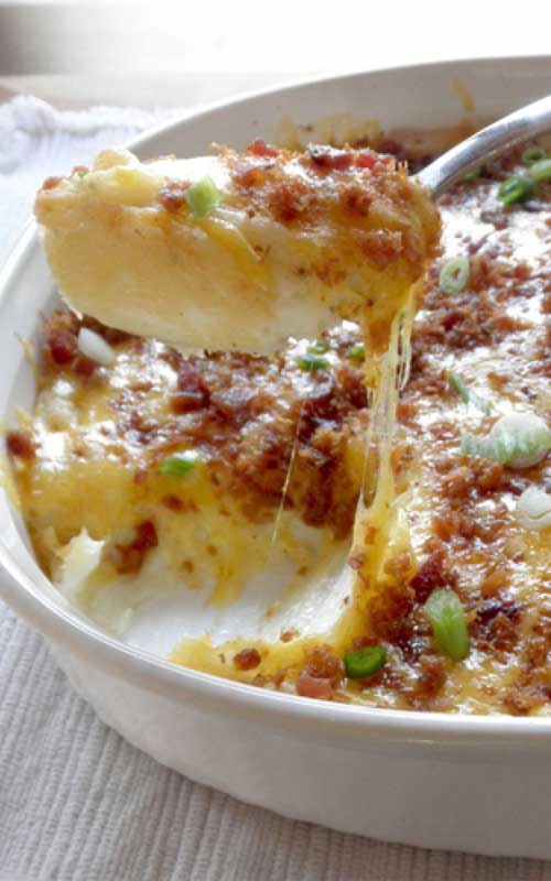 Potatoes, sour cream, cheddar cheese, bacon and green onion – all the goodies we love to indulge in, baked into one delicious Twice Baked Potato Casserole!