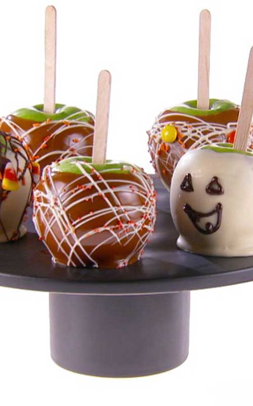 Recipe for White Chocolate Caramel Apples - Forget plain caramel apples. With this recipe, you will be making and decorating your own apples in no time.