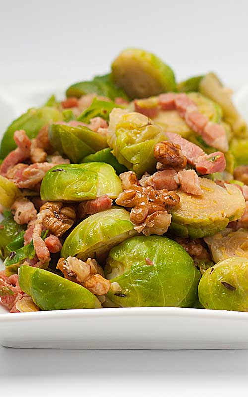 Recipe for Seared Brussels Sprouts With Bacon - Most people I know dislike brussels sprouts - which is a shame, as this little green dudes are made of health. But bacon? Everybody loves bacon, and anything with bacon tastes great!