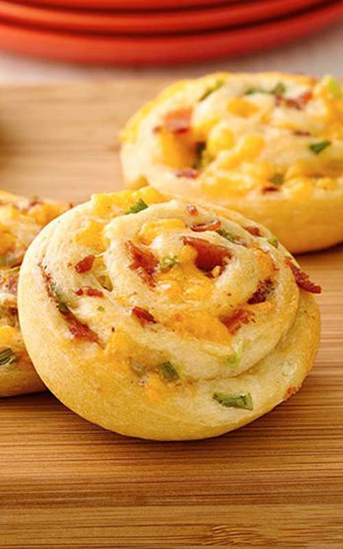 Recipe for Bacon Cheddar Pinwheels - Here is an elegant appetizer that only take minutes to prepare, when you have a whole crowd to cook for.