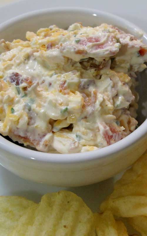 Recipe for Loaded Baked Potato Dip - This dip takes the best part of a loaded baked potato, and makes it easy to enjoy. PLUS this recipe is incredibly quick and easy!