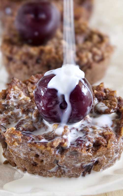 Recipe for Healthy Black Forest Baked Oatmeal - These took about five minutes to throw together and the flavor combination is my favorite yet! They are healthy, low fat, vegan, and have no added sugar.