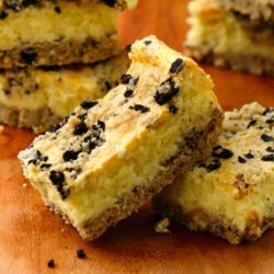 Recipe for Cookies and Creme Cheesecake Bars - Wanting a quick and easy dessert, that they will all love? Then give this extra-easy 3-step cheesecake recipe a try!
