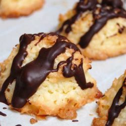 Recipe for Ambrosia Macaroons - These guys are totally yummy - lots of orange flavor, and the bittersweet chocolate is just right for off-setting the sweetness of the macaroon. Oh, and easy. Did I mention the easy? They totally are.
