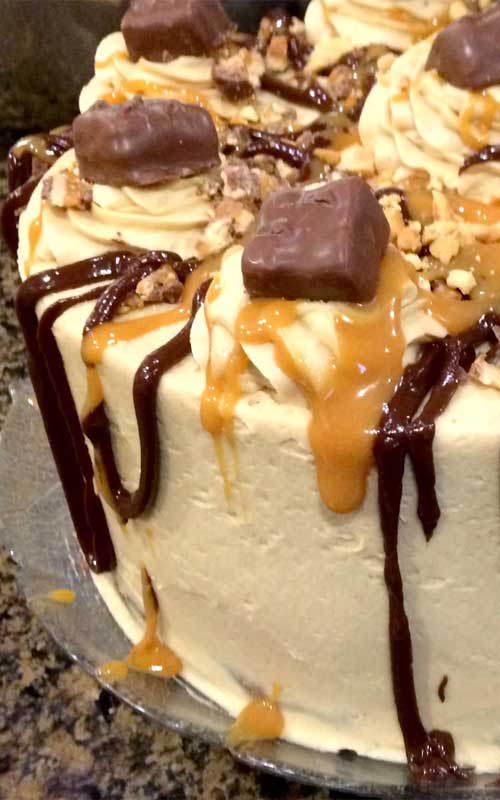 Recipe for Snickers Cake - If you love the candy bars, this is the cake you have been waiting all your life for! A rich chocolate cake topped with all your favorite candy goodness.
