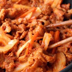 Bulgogi is one of the most well-known Korean dishes. The main ingredient is chili paste (Gochujang), so it’s quite spicy, perfect with steamed rice.