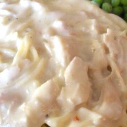 Recipe for Slow Cooker Chicken Alfredo - I love recipes that I can just throw in the crock pot. This is a quick and easy recipe that tastes great and is easy for warmer days!