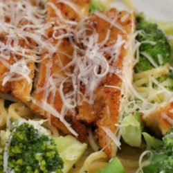 Recipe for Creamy Garlic Chicken and Broccoli Pasta - If you are looking for quick dinner idea look no further, this Creamy Garlic Chicken and Broccoli Pasta it is it. Plus it taste delicious!