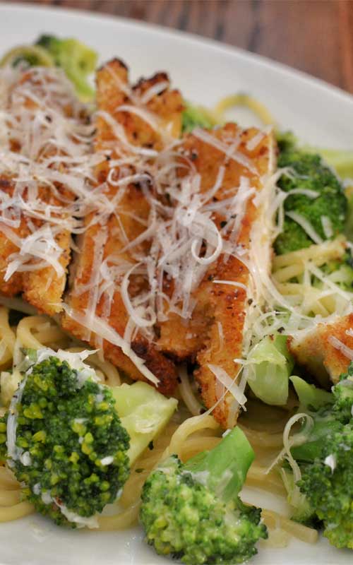 Recipe for Creamy Garlic Chicken and Broccoli Pasta - If you are looking for quick dinner idea look no further, this Creamy Garlic Chicken and Broccoli Pasta it is it. Plus it taste delicious!