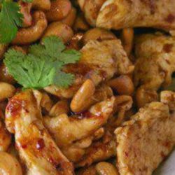 Recipe for Slow Cooker Cashew Chicken - A Chinese takeout favorite made right in your crockpot. All you need is 10 min prep. Doesn't get easier or tastier!